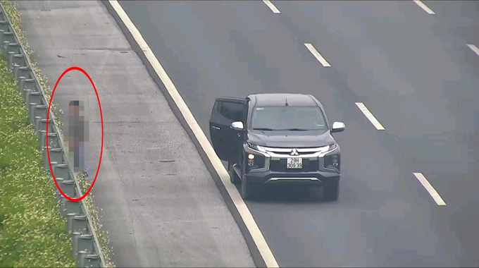 Hình ảnh cắt ra từ camera cho thấy tài xế đã dừng xe ở làn 100km/h trên cao tốc Hà Nội - Hải Phòng.