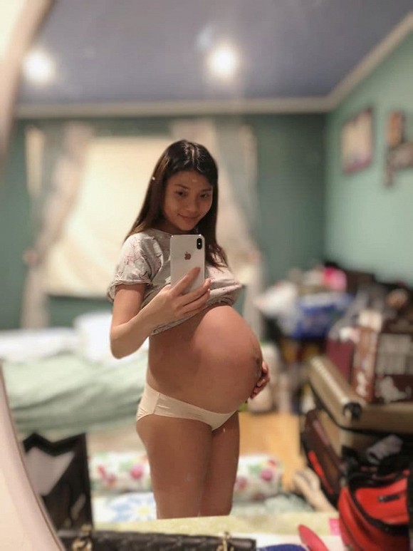 Nhân ngày của mẹ, Thuý Diễm đã chia sẻ những hình ảnh hiếm hoi khi cô mang bầu bé Bảo Bảo. Có thể thấy, khi đang mang thai ở những tháng cuối, Thuý Diễm tăng cân khá nhiều nhưng khuôn mặt vẫn tươi tắn, rạng rỡ. Cô viết: 