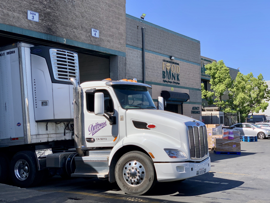 Xe của Nhà máy Driftwood vận chuyển sữa đến trụ sở của Food Bank tại khu vực Los Angeles.