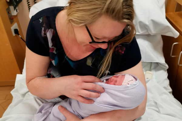 Emma Hindmarsh và cô con gái mới sinh.