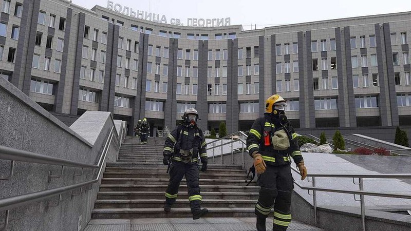 Lính cứu hỏa đến bệnh viện khi xảy ra vụ hỏa hoạn. (Nguồn: RT)