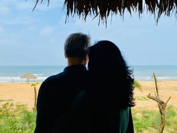 Nhiều người tò mò về người đàn ông trong ảnh với Thanh Lam, cả hai dường như có mối quan hệ khá thân thiết.