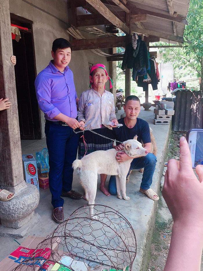 Anh Lê Văn Tiến (bên phải) - người tặng lại cho cụ bà H'mong chú chó bà cụ.    