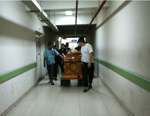 Các nạn nhân xấu số trong vụ sập công trình ở Đồng Nai được người thân đưa về quê lo hậu sự.