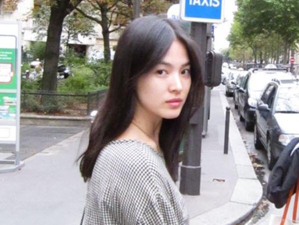 Dù đã bước sang tuổi 40 vậy nhưng Song Hye Kyo nhìn vẫn đẹp thanh thuần, mong manh
