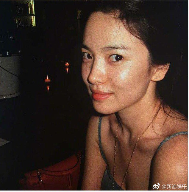 Dù hình ảnh này đã được chụp từ cách đây khá lâu vậy nhưng ta có thể thấy khuôn mặt mộc không khuyết điểm của Song Hye Kyo trong môi trường thiếu sáng và phải thêm hiệu ứng flash