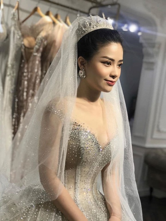 Mới đây trên trang cá nhân, ca sĩ Dương Hoàng Yến gây chú ý khi đăng ảnh mặc váy cưới. Cô chia sẻ: 