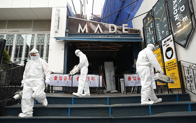 Các quán bar, nhà hàng ở khu vực Itaewon đã được phun thuốc khử trùng.