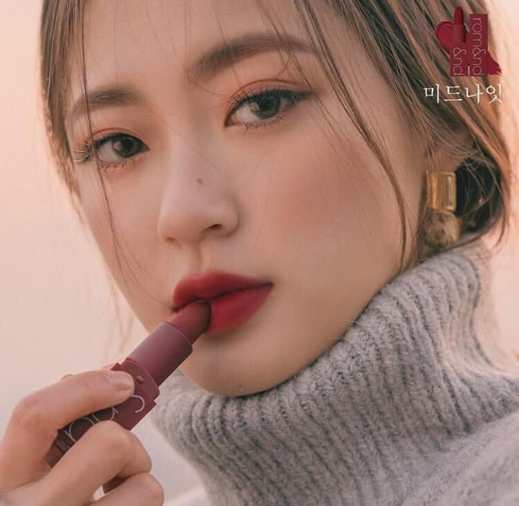 Đôi môi mọng cân đối cùng gương mặt đẹp hoàn hảo đến từng tiểu tiết đã giúp Sung Zi Young trở thành gương mặt đại diện cho hãng mỹ phẩm danh tiếng Romand