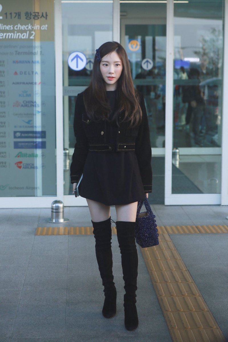 Váy babydoll kết hợp jacket lửng cùng boots cao cổ giúp taeyeon nhìn như 1 cô búp bê nhỏ nhắn xinh xắn