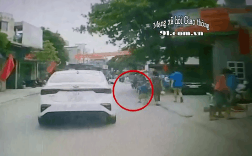 Khoảnh khắc bé trai chạy ra đường bị xe ô tô đâm trúng.