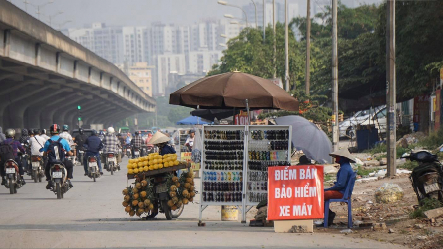 Dọc tuyến đường Nguyễn Xiển (Thanh Xuân, Hà Nội), xuất hiện nhiều địa điểm bán bảo hiểm xe máy tự phát