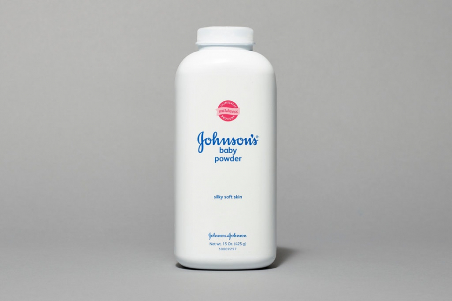 Loại phấn rôm thành phần bột talc của Johnson & Johnson sẽ được ngừng bán ở thị trường Bắc Mỹ do các các buộc liên quan đến chất gây ung thư. Tuy nhiên, sản phẩm này sẽ vẫn được bán bình thường ở các khu vực khác trên thế giới.