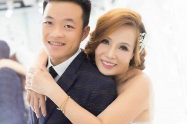 Thu Sao (62 tuổi) cùng chồng trẻ Hoa Cương