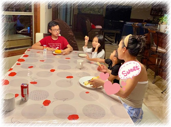 Mới đây, Hồng Ngọc đăng ảnh ngồi ăn cùng các con kèm chia sẻ: 