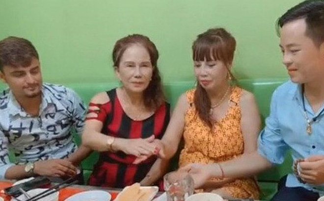 Hình ảnh cô dâu 62 tuổi gặp mặt cô dâu 65 tuổi ở Đồng Nai.