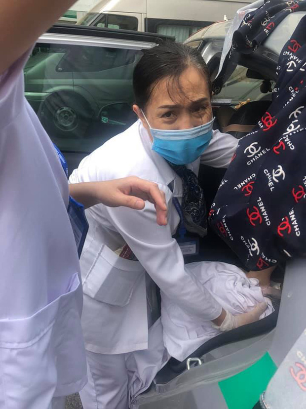 Các nhân viên y tế của Trung tâm Kiểm soát Bệnh tật Hà Nội nhận định, nếu chờ chuyển sản phụ đến Bệnh viện Phụ sản thì cả mẹ và con sẽ gặp nguy hiểm. Do đó,họ quyết định đỡ đẻ ngay trên xe taxi cho sản phụ.
