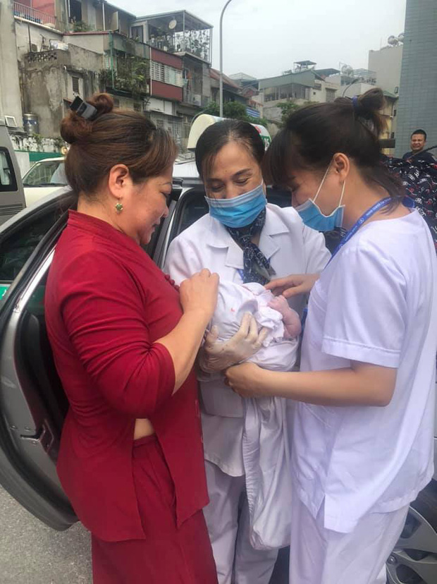Nhờ sự nhanh trí của tài xế taxi, bé gái đã chào đời an toàn. Cả mẹ và bé sau đó được chuyển đến Bệnh viện Phụ sản để được chăm sóc sức khỏe.