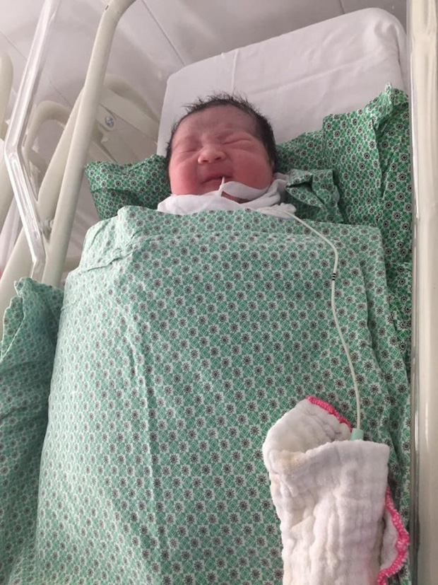 Sau khi chào đời, bé gái được đưa vào phòng tiêm chủng của Trung tâm Kiểm soát bệnh tật Hà Nội để chăm sóc, ủ ấm, cắt rốn và đỡ bánh rau.