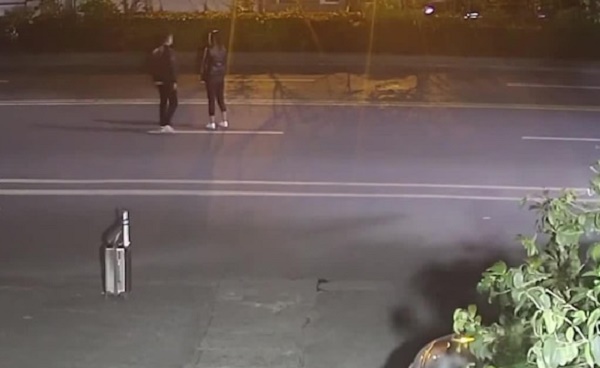 Hình ảnh cặp đôi đứng cãi nhau giữa đường.