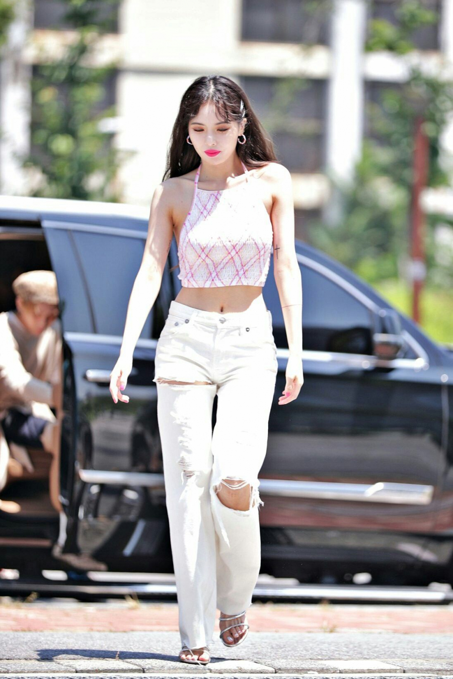 Outfit từng gây sốt khắp truyền thông của Hyuna với áo yếm crotop, quần jean trắng rách gối cùng đôi sandal cao gót nhìn vô cùng thời thượng