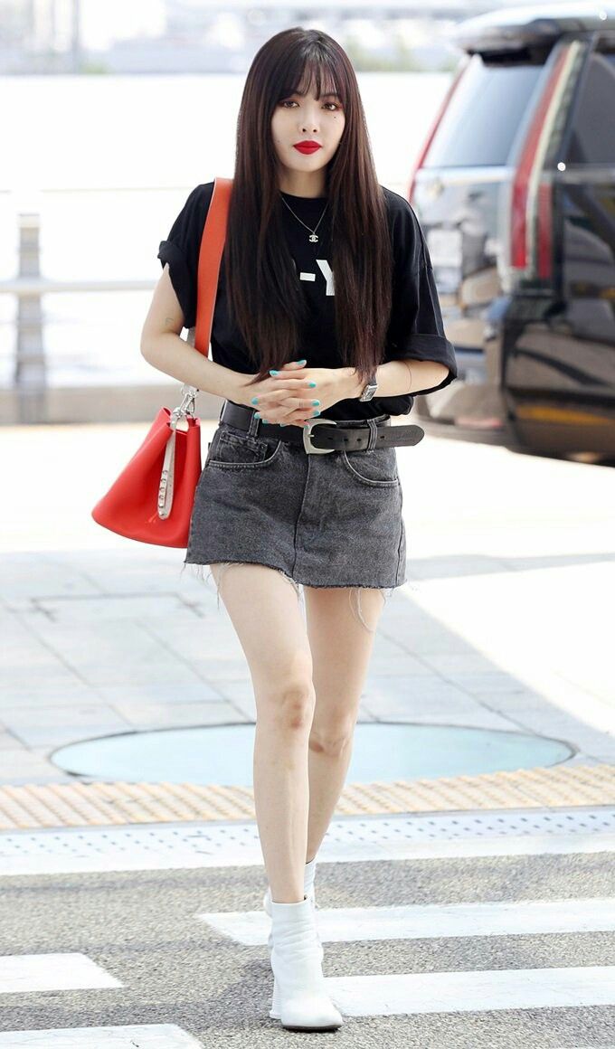 Hyuna cũng có khá nhiều chân váy jean cực tôn chân
