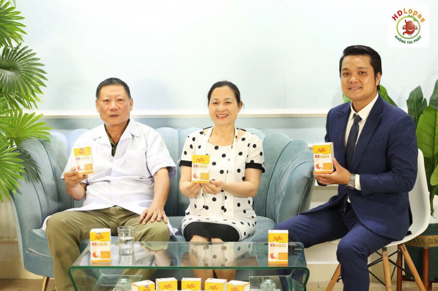 Lương y Nguyễn Tiến Đạt ( ngoài cùng bên trái) trong buổi tọa đàm về cách điều trị Viêm loét - trào ngược dạ dày, diệt khuẩn HP của HDlopas.