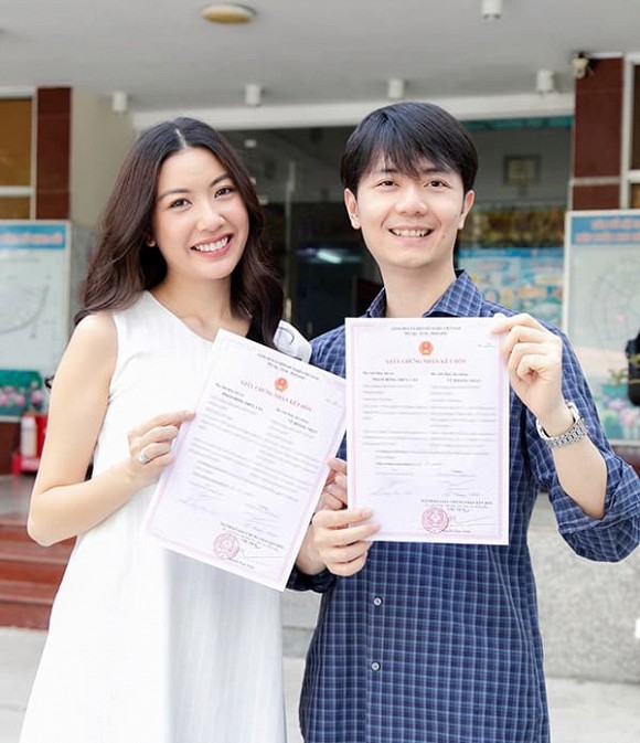 Mới đây, Thúy Vân và chồng sắp cưới Nhật Vũ đã làm thủ tục đăng ký kết hôn tại Phường Thảo Điền, Quận 2. Á hậu chia sẻ: 