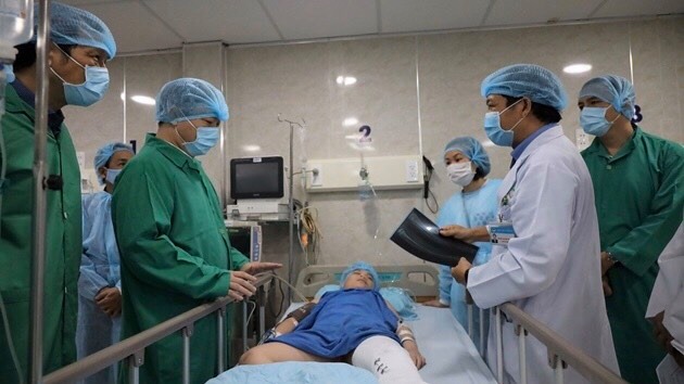  Phó Chủ tịch UBND TP HCM Dương Anh Đức đã dẫn đầu đoàn công tác đến thăm các học sinh bị thương đang được điều trị tại bệnh viện.   