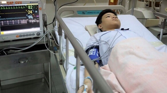 Một học sinh bị thương đang được điều trị tại bệnh viện