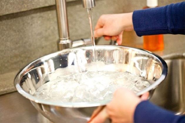 Đặt chậu nước trong phòng điều hòa không có tác dụng như bạn vẫn nghĩ.