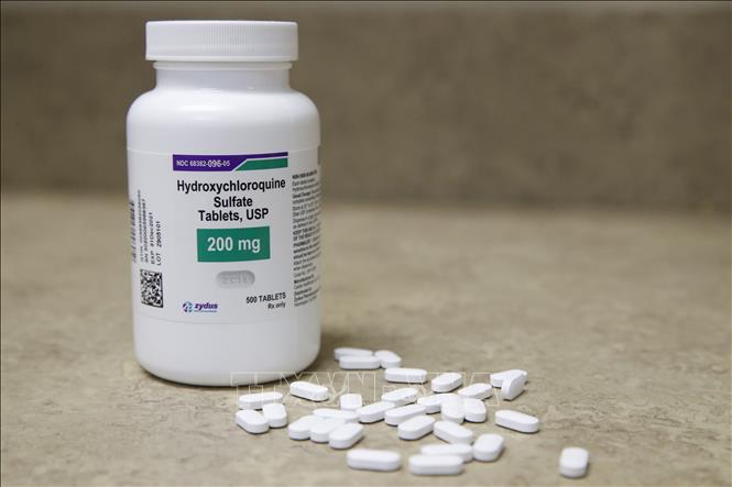 WHO dừng thử nghiệm thuốc chữa sốt rét Hydroxychloroquine trong điều trị Covid-19. Ảnh: AFP/TTXVN