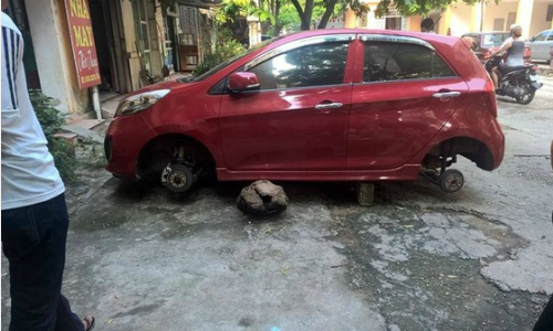 Chiếc Kia Morning bị trộm bánh xe tại Phú Thọ.