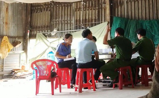 Lực lượng chức năng huyện Đạ Tẻh (Lâm Đồng) lấy lời khai của các nhân chứng để phục vụ công tác điều tra, làm rõ nguyên nhân dẫn tới cái chết của nam sinh lớp 4.