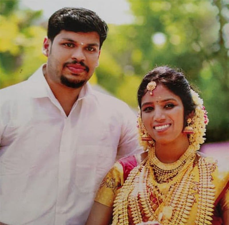 Vợ chồng Sooraj và Uthra trước khi xảy ra sự việc.