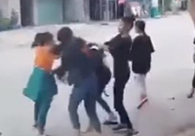 Nữ sinh bị nhóm 4 bạn khác đánh hội đồng.