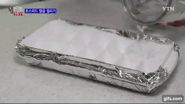 Bọc giấy bạc vào khay đá sẽ làm nước nhanh đông đá hơn.