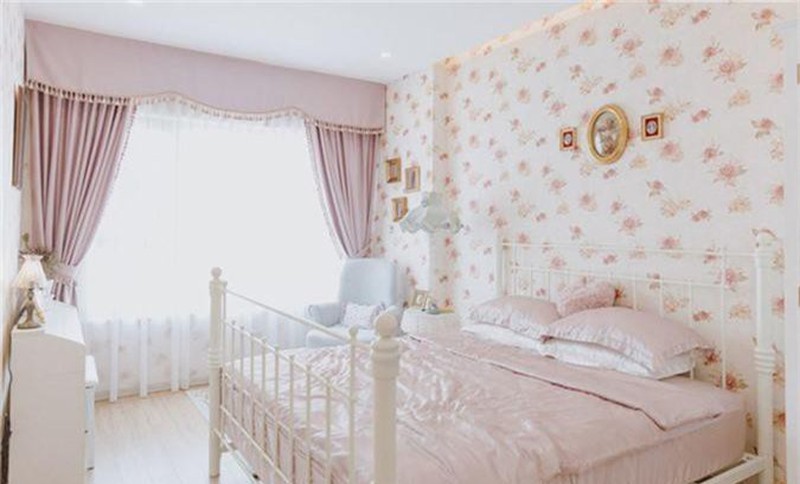Phòng ngủ tông màu hồng đầy lãng mạn của cô nàng