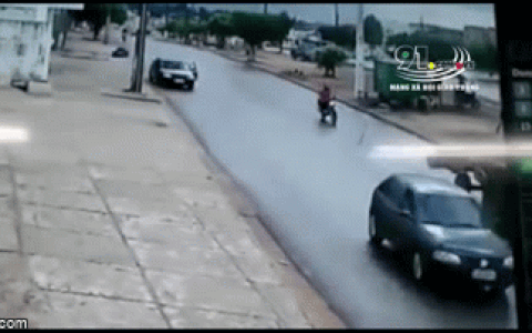 Thanh niên đi xe máy đâm trực diện vào chiếc máy xúc ngược chiều và tử vong trên đường.
