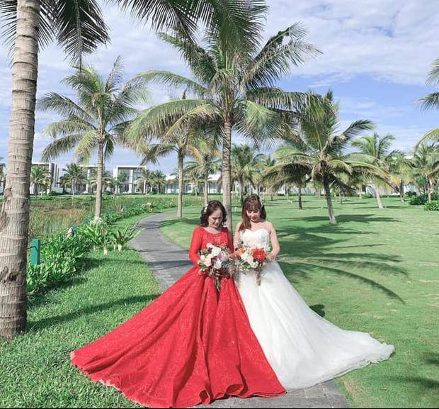 Cả hai tự tin diện váy cưới bồng bềnh bên bờ biển Đà Nẵng.