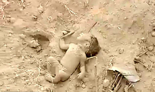 Đứa trẻ được cứu sau khi bị chôn ở làng Sonoura, Siddharthnagar, bang Uttar Prades, Ấn Độ. Ảnh: New Lions.