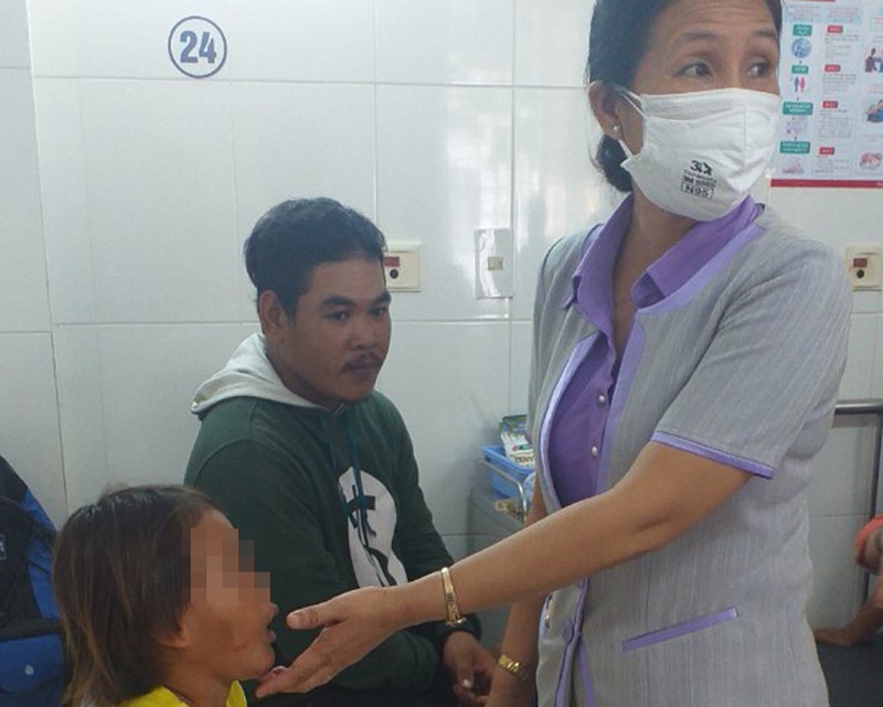 Bé gái bị cha đánh, giẫm đạp dã man đang được điều trị tại bệnh viện.