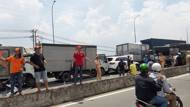 11 ô tô tông liên hoàn khiến giao thông trên Quốc lộ 1A đoạn qua cầu Bình Thuận, phường Bình Hưng Hòa A, quận Bình Tân, TP.HCM ùn tắc. Lực lượng cảnh sát giao thông đã có mặt để khám nghiệm hiện trường, điều tiết các phương tiện khác trên đường.