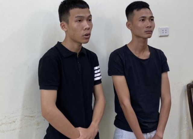 Phạm Xuân Thái (bên trái) đang là học sinh lớp 12 và là kẻ cầm đầu đường dây lừa đảo, chiếm đoạt 10 tỷ đồng.