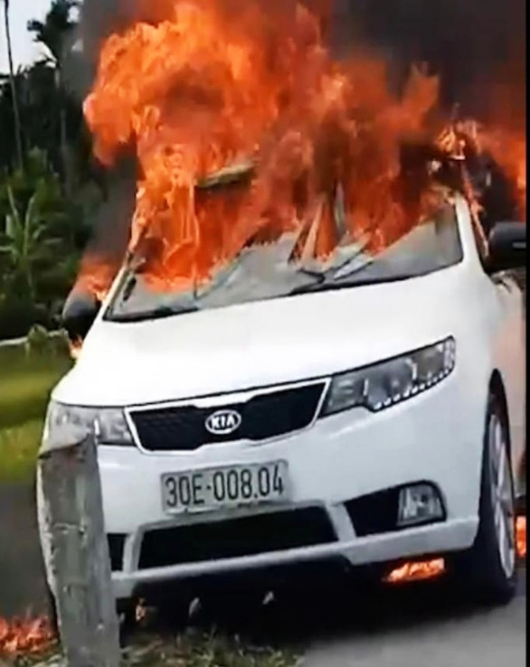 Chiếc xe bất ngờ bốc cháy dữ dội.