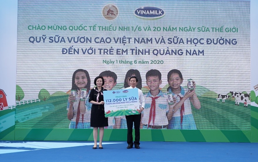 Đại diện Vinamilk trao tặng bảng tượng trưng 112.000 ly sữa từ Quỹ sữa Vươn cao Việt Nam cho trẻ em của tỉnh Quảng Nam 