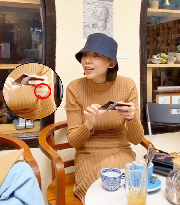Nhẫn cầu hôn như thế, còn nhẫn cưới của Hoàng Touliver và Tóc Tiên cũng đơn giản không kém, đúng chất của anh chị mà!