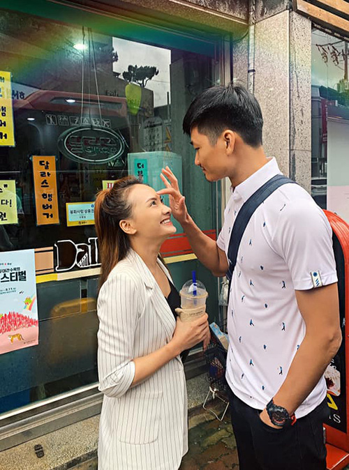 Kết hôn đã 10 năm nhưng Bảo Thanh và ông xã lúc nào cũng ngọt ngào và lãng mạn như vợ chồng son. Cả hai thường tranh thủ đi du lịch cùng nhau. Đúng là phụ nữ khi chọn đúng người thì lúc nào cũng nhỏ bé và hạnh phúc như thế này đây!