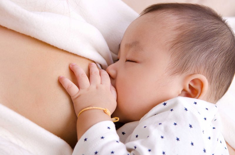 Những thực phẩm lợi sữa gồm lá đinh lăng, đu đủ, rau ngót...