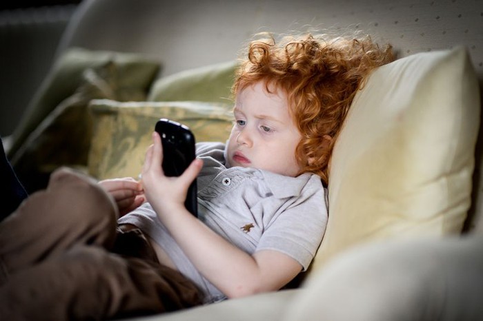 Trẻ mắc bệnh tăng động giảm chú ý do dùng nhiều điện thoại